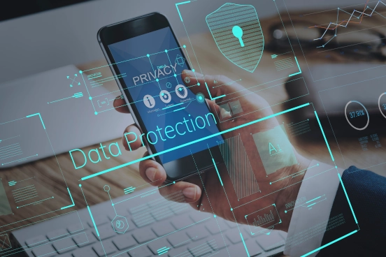 Une photo d’un téléphone portable avec le mot confidentialité à l’écran superposée à des graphiques indiquant Protection des données