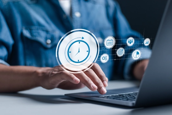 Une image d’une personne tapant sur le clavier d’un ordinateur portable. Une représentation graphique d’un chronomètre est superposée