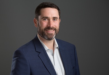 Une photo de la tête et des épaules de notre COO, Jerry Barton