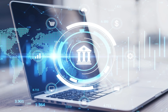 Une image d’un ordinateur portable sur un bureau superposée avec un logo représentant une banque
