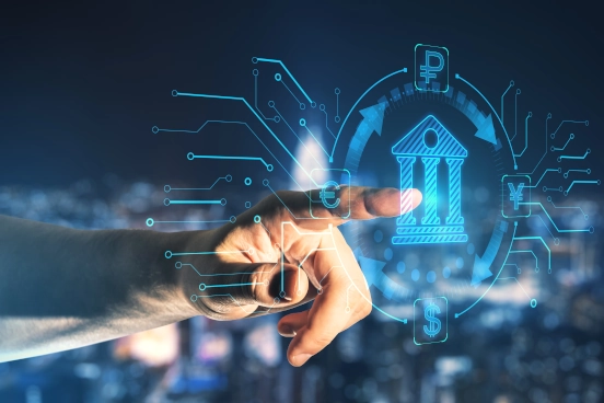 Une image d’une main pointant vers une icône graphique d’une banque qui est entourée de logos de différentes devises.