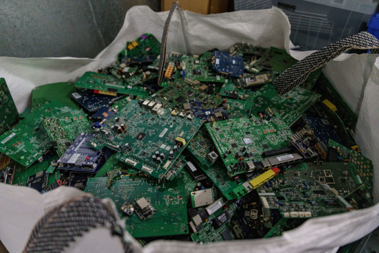 Une image de vieux circuits imprimés empilés dans un grand sac