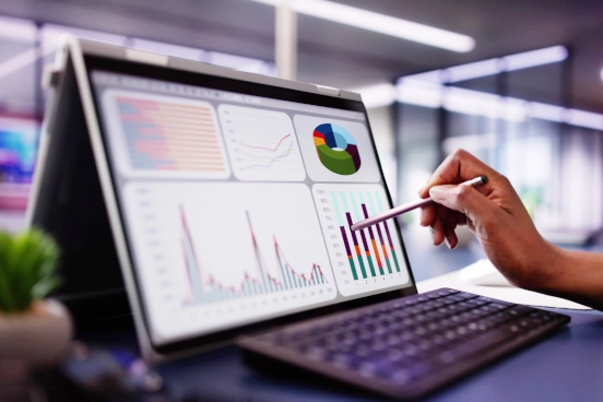 Une photographie d’un écran d’ordinateur portable montrant divers graphiques.