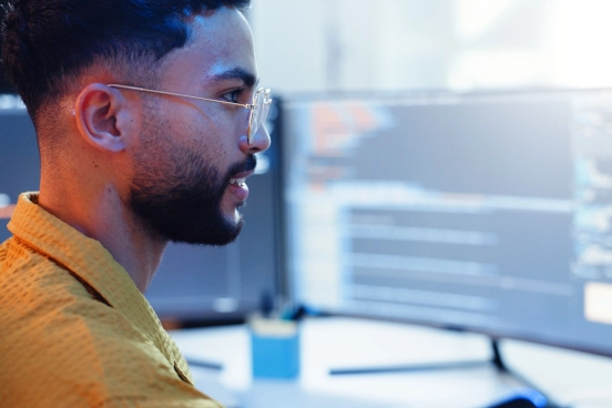 Une image en gros plan d’une personne travaillant devant un écran d’ordinateur