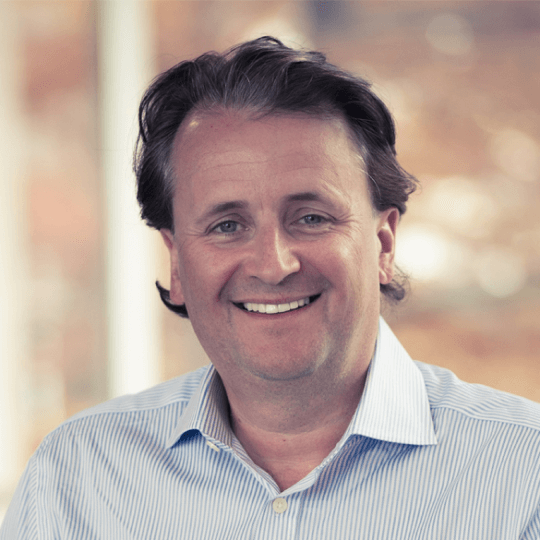 Une photographie de la tête et des épaules d’Austin Mullinder