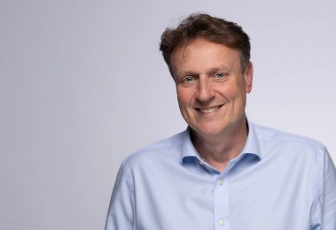 Une photo de la tête et des épaules de notre PDG, Peter Proud